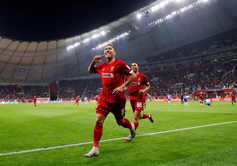 Roberto Firmino comemora com Alexander-Arnold o gol da vitória contra o Monterrey.