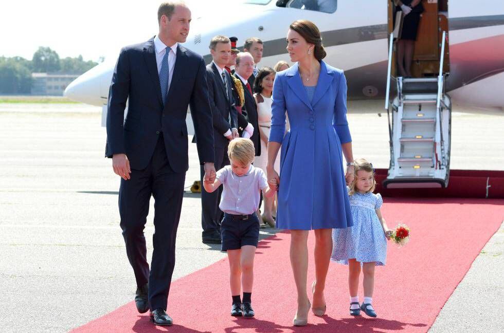 Os duques de Cambridge com seus filhos, os príncipes George e Charlotte, em Berlim em julho.