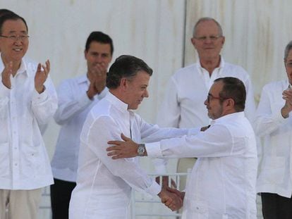 Santos e Timochenko, depois de assinar o primeiro acordo de paz em setembro.