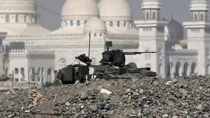 Veículo militar em frente ao palácio presidencial iemenita.