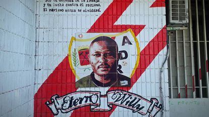 Painel em homenagem a Wilfred na fachada do estádio de Vallecas.