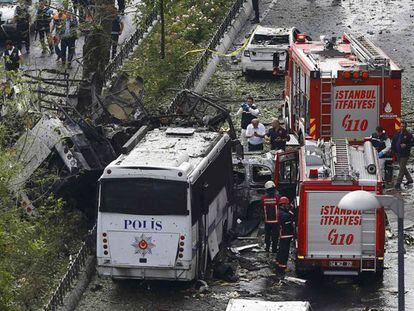Veículos de bombeiros junto ao ônibus atacado em Istambul.
