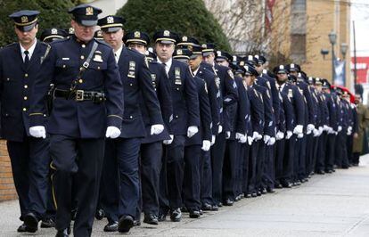 Membros da polícia de NY no funeral de Wenjian Liu.