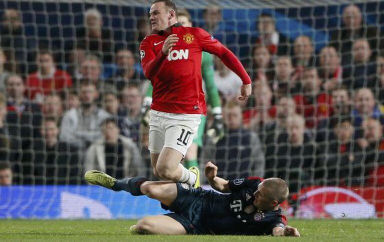Schweinsteiger, na entrada a Rooney que lhe custou a segunda amarela.