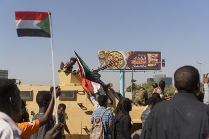 Dezenas de pessoas participam de protesto nesta terça-feira exigindo a saída do presidente sudanês, Omar al-Bashir, em Cartum.