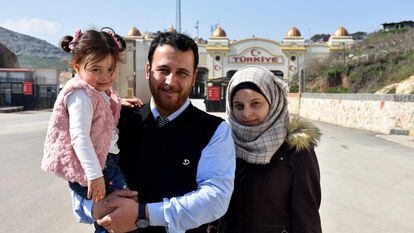Abdalla Mohamed, com a mulher e a filha, na passagem fronteiriça de Cilvegozu, em Idlib, em fevereiro.