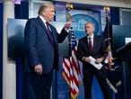 El presidente estadounidense, Donald Trump, junto al jefe de la FDA, Stephen Hahn, el domingo en la Casa Blanca.