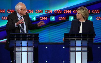 Hillary Clinton e Bernie Sanders durante o debate do Partido Democrata.