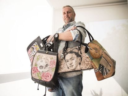 O presidente da fundação Prison Art, Jorge Cueto, com algumas das bolsas.