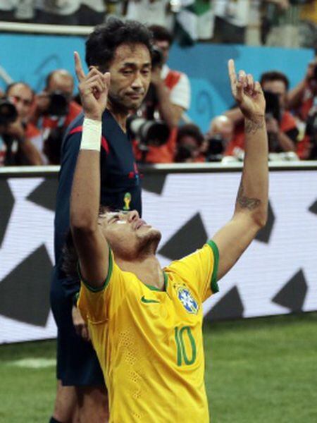 Nishimura vê Neymar comemorar um dos seus gols.