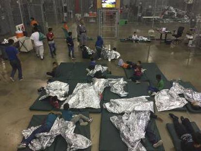 Crianças imigrantes em um centro de detenção em McAllen (Texas) em uma fotografia difundida o 17 de junho pela policial fronteiriça