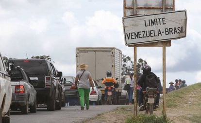 Venezuelanos na fronteira com o Brasil, em Santa Elena de Uairen.
