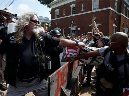 Supremacista branco agarra a faixa de um protestante que luta contra o racismo na Virgína (EUA)