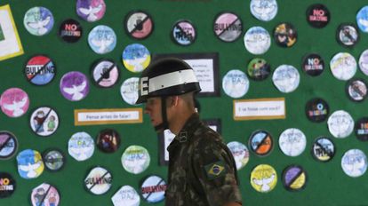 Hoje, 28 de outubro de 2018, soldado brasileiro patrulhando uma zona eleitoral no Rio de Janeiro.