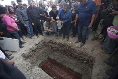 Funeral da prefeita assassinada no México, neste domingo.