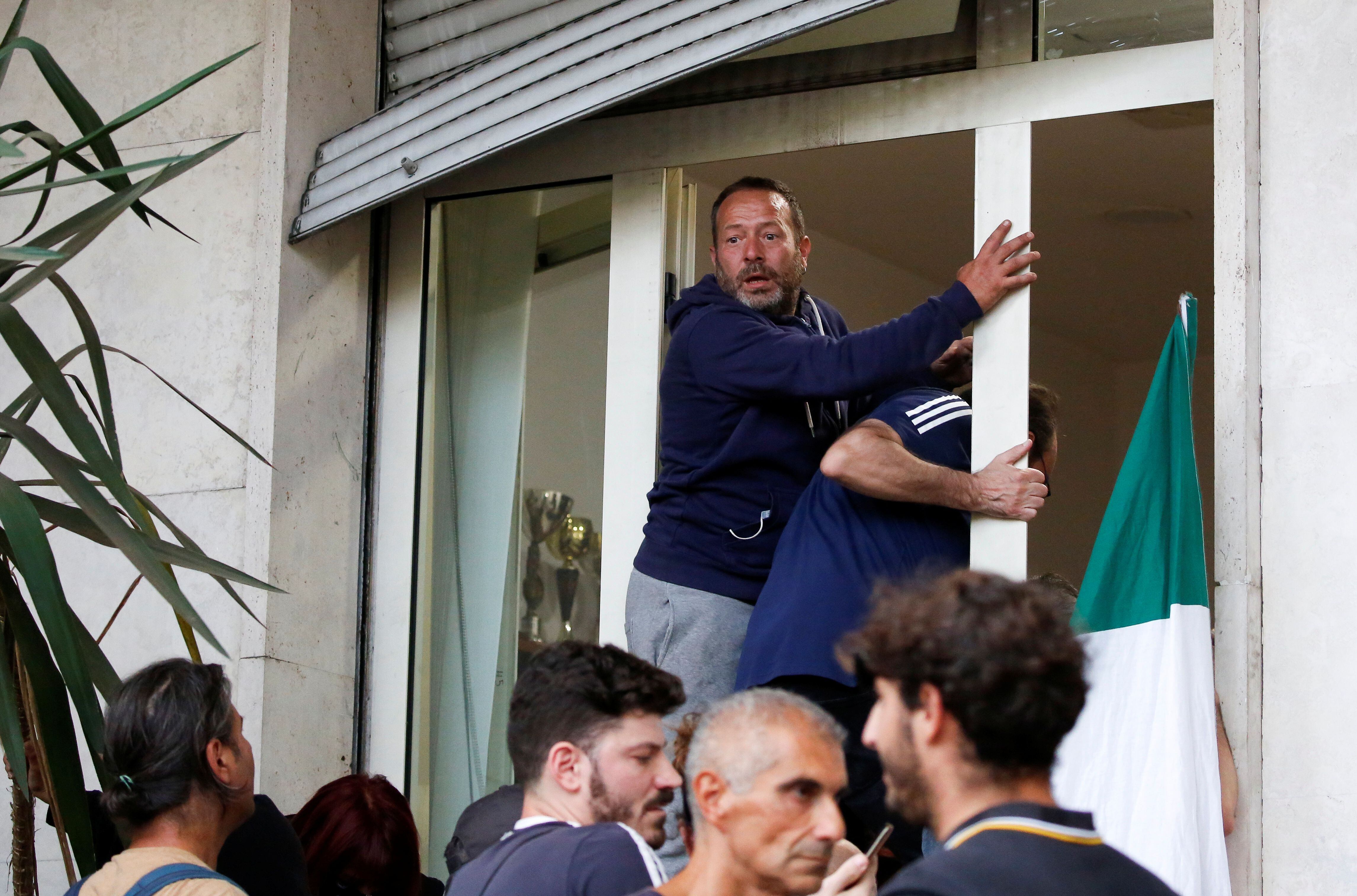 Manifestantes contrários ao passaporte de vacinação entram na sede do sindicato CGIL, em Roma, no sábado.