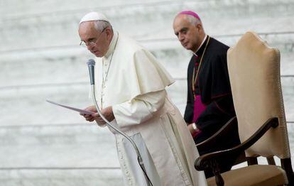 O papa Francisco, na praça de São Pedro, ao lado do presidente do Pontifício Conselho para a Nova Evangelização, o arcebispo Rino Fisichella.