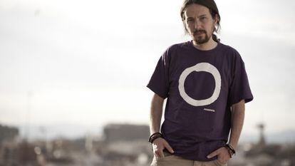 Pablo Iglesias com a camiseta do Podemos.
