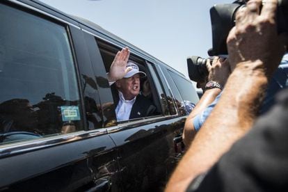 Donald Trump cumprimenta a imprensa do seu carro, na quinta-feira, no Texas.