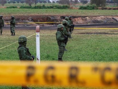 Soldados protegem a área da explosão em Tlahuelilpan, no estado de Hidalgo (México)