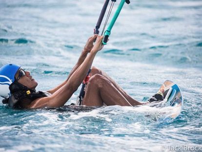 Barack Obama praticando esporte na água.