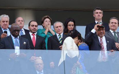A presidenta Dilma (de verde) no jogo de abertura da Copa.
