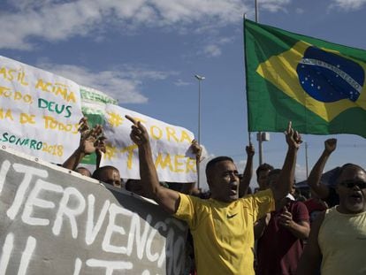 Manifestantes em Duque de Caxias (RJ), na segunda-feira.