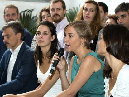 A deputada Tania Sánchez (2ª à direita), junto com a porta-voz na Prefeitura de Madri, Rita Maestre (2ª à esquerda), durante a apresentação da plataforma “Adiante Podemos”.