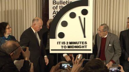 Membros do Boletim de Cientistas Atômicos mostram o simbólico Relógio do Apocalipse na quinta-feira.