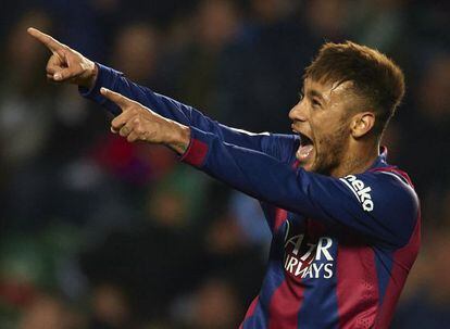 Neymar comemora um dos seus gols na vitória do Barcelona contra o Elche.