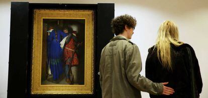 Um casal de visitantes diante de ‘Encontro na torre’, de Frederic William Burton, na National Gallery of Ireland