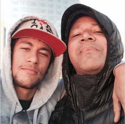 O jogador compartilha nas redes sociais fotos familiares. Na imagem, com seu pai.