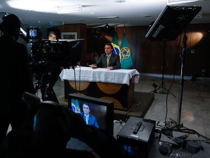 Jair Bolsonaro durante gravação de pronunciamento oficial sobre vacinas contra covid-19. Nas 'lives', presidente segue lançando dúvidas sobre a vacinação.