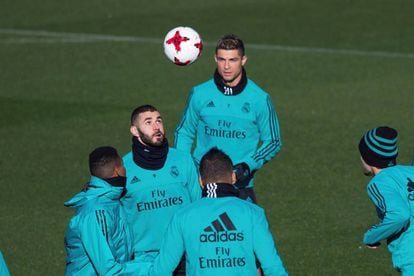 Benzema com Cristiano, Casemiro, Isco e Achraf durante treino nesta quarta-feira.