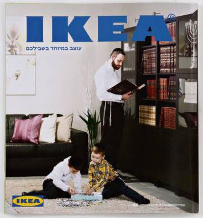 Capa do catálogo da rede Ikea destinado à comunidade judaica ultraortodoxa de Israel.