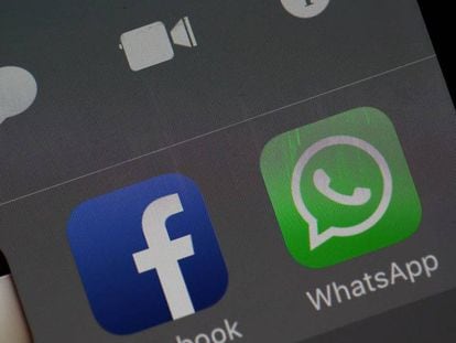 Ícones dos aplicativos WhatsApp e Facebook na tela de um celular