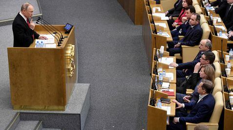 Putin se dirige aos membros da Duma, o legislativo russo, em 10 de março.