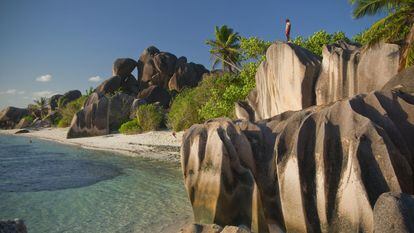 São os rochedos que assumem tons rosados, marrons ou prateados, dependendo da inclinação do sol, que criam a sensação de hiper-realidade da praia da Fonte de Prata. Anseia-se por tocar esses granitos, torcendo para que não seja uma miragem. No porto de La Digue são alugadas bicicletas (os veículos a motor são proibidos) para chegar em 15 minutos à reserva natural de L’Union Estate. Depois de desembolsar o equivalente a 6 euros (cerca de 25 reais), tartarugas gigantes nos surpreendem antes de pisarmos as areias orladas por palmeiras que beijam um oceano Índico multicolorido.