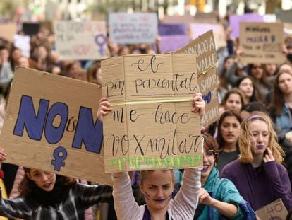 Estudantes protestam contra veto parental do Vox em Barcelona, nesta sexta-feira.