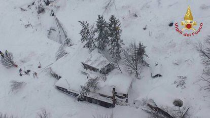 Imagem aérea do estado atual do hotel, feita pelos bombeiros.