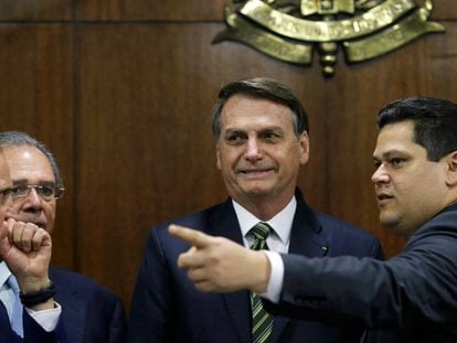 Bolsonaro ao lado de Alcolumbre, observados por Guedes e Onyx Lorenzoni no Senado.