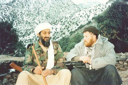 Mustafá Setmarian junto a Osama Bin Laden nas montanhas de Tora Bora (Afeganistão) em 2001.