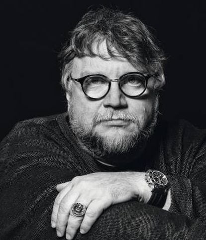 Guillermo del Toro, fotografado com exclusividade para ICON, com jeito de não estar pensando em monstros que sofrem e em criaturas de aspecto ameaçador, mas ultrassensíveis.