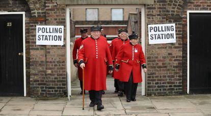 Aposentados da marinha britânica, moradores do Royal Hospital de Chelsea, após votar na quinta-feira em Londres.