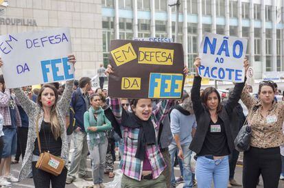 Servidores protestam em Porto Alegre contra o fim da Fundação de Economia e Estatística (FEE), uma das nove que serão extintas.