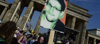 Manifestantes com uma imagem de Snowden em Berlim.