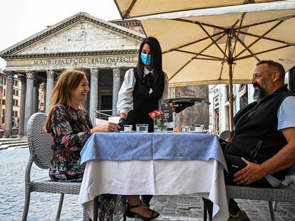 Casal toma café diante do Panteão romano.