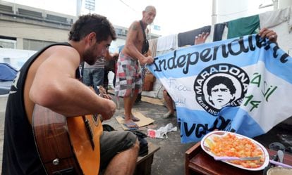 Torcedores da Argentina exibem uma bandeira de Maradona.
