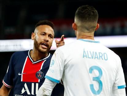 Neymar discute com Álvaro González. O brasileiro disse que foi alvo de insultos racistas por parte do espanhol
