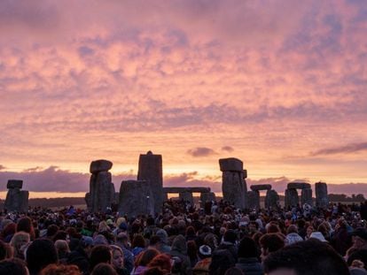 Festa do solstício em Stonehenge, Inglaterra.